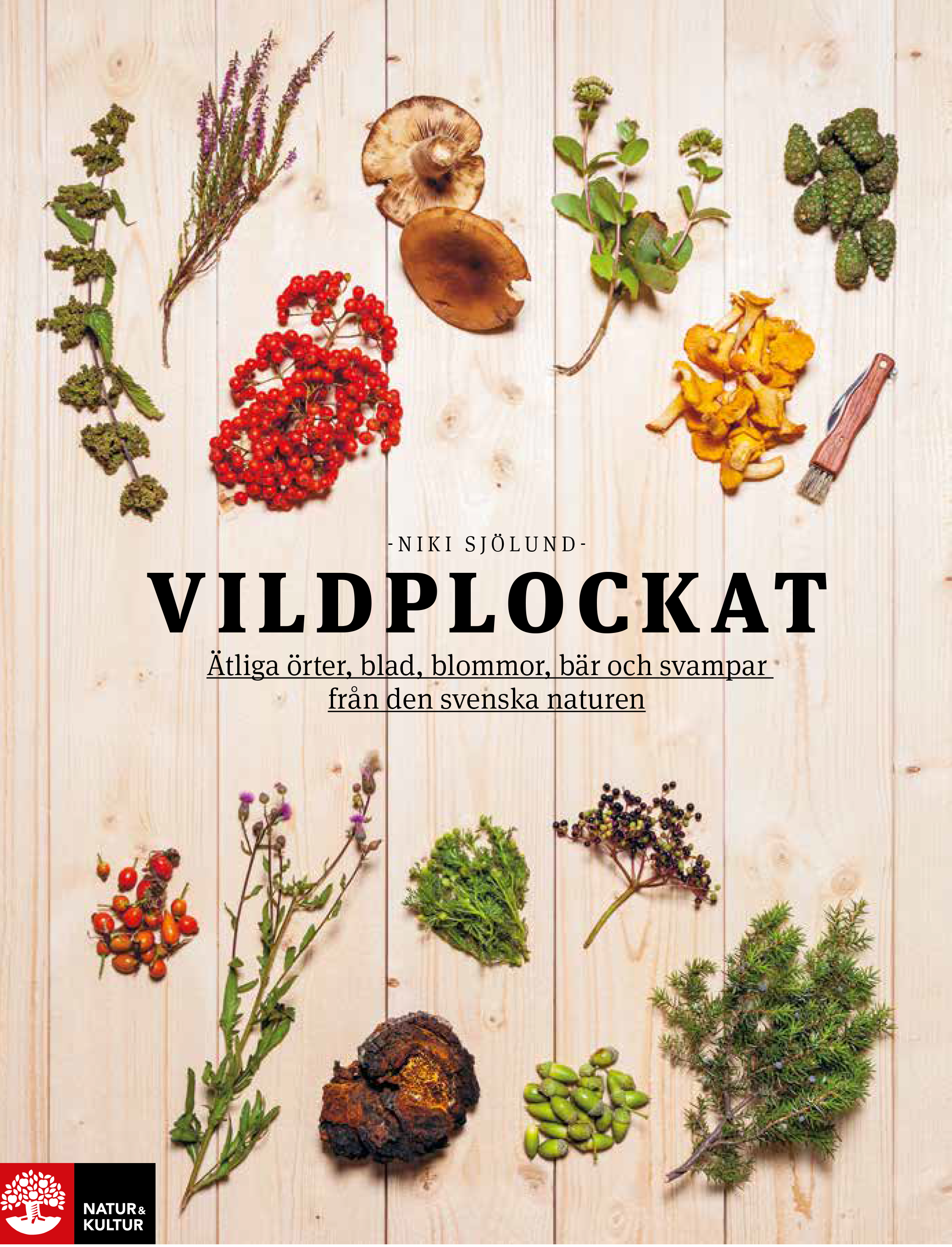 Omslag: Vildplockat : ätliga örter, blad, blommor, bär och svampar från den svenska naturen